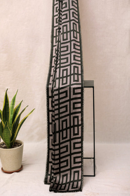 black-viscose-scarf-with-geometric-pattern-versatile