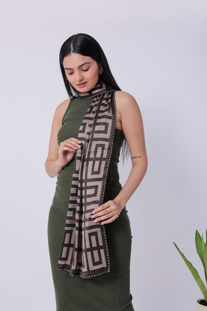 black-viscose-scarf-with-geometric-pattern-versatile